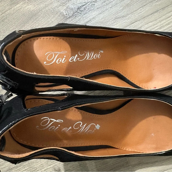 Toi Et Moi Pointed Toe Teardrop Cutout Back Black Tassel Pump - Picture 5 of 13